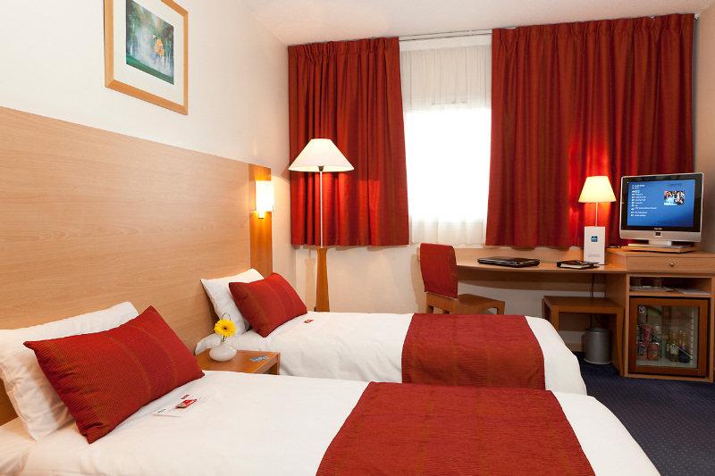 Hotel Forest Hill Meudon Velizy Room photo